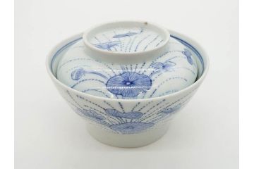江戸期　古伊万里　染付　線描　蝶花図　約12cm　4寸　花のデザインが優雅な蓋付き茶碗2客セット(蝶、ちょう、蓮?、和食器、どんぶり、蓋茶碗、四寸)(R-079600)