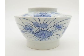 江戸期　古伊万里　染付　線描　蝶花図　約12cm　4寸　花のデザインが優雅な蓋付き茶碗2客セット(蝶、ちょう、蓮?、和食器、どんぶり、蓋茶碗、四寸)(R-079600)