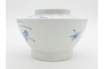 江戸期　古伊万里　染付　線描　蝶花図　約12cm　4寸　花のデザインが優雅な蓋付き茶碗2客セット(蝶、ちょう、蓮?、和食器、どんぶり、蓋茶碗、四寸)(R-079600)