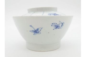 江戸期　古伊万里　染付　線描　蝶花図　約12cm　4寸　花のデザインが優雅な蓋付き茶碗2客セット(蝶、ちょう、蓮?、和食器、どんぶり、蓋茶碗、四寸)(R-079600)