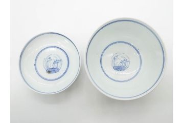 江戸期　古伊万里　染付　線描　蝶花図　約12cm　4寸　花のデザインが優雅な蓋付き茶碗2客セット(蝶、ちょう、蓮?、和食器、どんぶり、蓋茶碗、四寸)(R-079600)