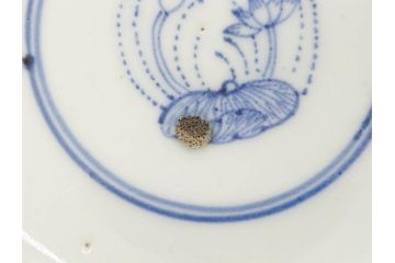 江戸期　古伊万里　染付　線描　蝶花図　約12cm　4寸　花のデザインが優雅な蓋付き茶碗2客セット(蝶、ちょう、蓮?、和食器、どんぶり、蓋茶碗、四寸)(R-079600)