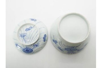 江戸期　古伊万里　染付　線描　蝶花図　約12cm　4寸　花のデザインが優雅な蓋付き茶碗2客セット(蝶、ちょう、蓮?、和食器、どんぶり、蓋茶碗、四寸)(R-079600)