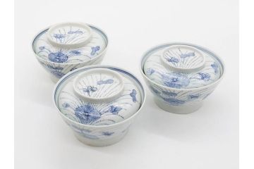 江戸期　古伊万里　染付　線描　蝶花図　約12cm　4寸　爽やかな印象の蓋付き茶碗3客セット(ちょう、蓮?、和食器、どんぶり、蓋茶碗、四寸)(R-079601)