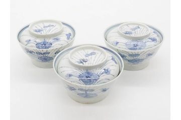 江戸期　古伊万里　染付　線描　蝶花図　約12cm　4寸　爽やかな印象の蓋付き茶碗3客セット(ちょう、蓮?、和食器、どんぶり、蓋茶碗、四寸)(R-079601)