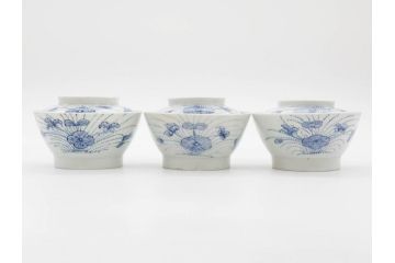 江戸期　古伊万里　染付　線描　蝶花図　約12cm　4寸　爽やかな印象の蓋付き茶碗3客セット(ちょう、蓮?、和食器、どんぶり、蓋茶碗、四寸)(R-079601)