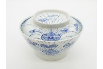 江戸期　古伊万里　染付　線描　蝶花図　約12cm　4寸　爽やかな印象の蓋付き茶碗3客セット(ちょう、蓮?、和食器、どんぶり、蓋茶碗、四寸)(R-079601)