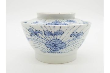 江戸期　古伊万里　染付　線描　蝶花図　約12cm　4寸　爽やかな印象の蓋付き茶碗3客セット(ちょう、蓮?、和食器、どんぶり、蓋茶碗、四寸)(R-079601)