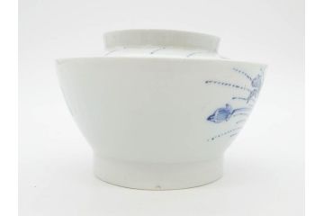江戸期　古伊万里　染付　線描　蝶花図　約12cm　4寸　爽やかな印象の蓋付き茶碗3客セット(ちょう、蓮?、和食器、どんぶり、蓋茶碗、四寸)(R-079601)