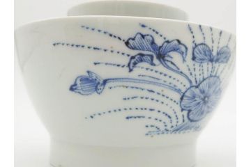 江戸期　古伊万里　染付　線描　蝶花図　約12cm　4寸　爽やかな印象の蓋付き茶碗3客セット(ちょう、蓮?、和食器、どんぶり、蓋茶碗、四寸)(R-079601)
