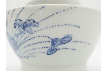 江戸期　古伊万里　染付　線描　蝶花図　約12cm　4寸　爽やかな印象の蓋付き茶碗3客セット(ちょう、蓮?、和食器、どんぶり、蓋茶碗、四寸)(R-079601)