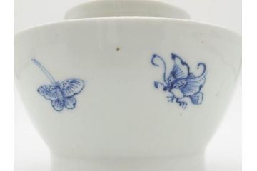 江戸期　古伊万里　染付　線描　蝶花図　約12cm　4寸　爽やかな印象の蓋付き茶碗3客セット(ちょう、蓮?、和食器、どんぶり、蓋茶碗、四寸)(R-079601)