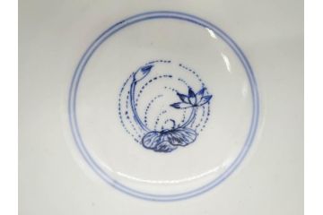 江戸期　古伊万里　染付　線描　蝶花図　約12cm　4寸　爽やかな印象の蓋付き茶碗3客セット(ちょう、蓮?、和食器、どんぶり、蓋茶碗、四寸)(R-079601)