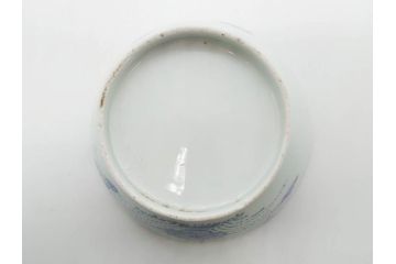 江戸期　古伊万里　染付　線描　蝶花図　約12cm　4寸　爽やかな印象の蓋付き茶碗3客セット(ちょう、蓮?、和食器、どんぶり、蓋茶碗、四寸)(R-079601)