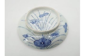 江戸期　古伊万里　染付　線描　蝶花図　約12cm　4寸　爽やかな印象の蓋付き茶碗3客セット(ちょう、蓮?、和食器、どんぶり、蓋茶碗、四寸)(R-079601)