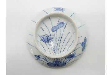 江戸期　古伊万里　染付　線描　蝶花図　約12cm　4寸　爽やかな印象の蓋付き茶碗3客セット(ちょう、蓮?、和食器、どんぶり、蓋茶碗、四寸)(R-079601)