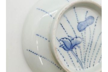 江戸期　古伊万里　染付　線描　蝶花図　約12cm　4寸　爽やかな印象の蓋付き茶碗3客セット(ちょう、蓮?、和食器、どんぶり、蓋茶碗、四寸)(R-079601)