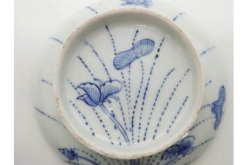 江戸期　古伊万里　染付　線描　蝶花図　約12cm　4寸　爽やかな印象の蓋付き茶碗3客セット(ちょう、蓮?、和食器、どんぶり、蓋茶碗、四寸)(R-079601)