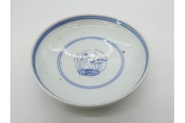 江戸期　古伊万里　染付　線描　蝶花図　約12cm　4寸　爽やかな印象の蓋付き茶碗3客セット(ちょう、蓮?、和食器、どんぶり、蓋茶碗、四寸)(R-079601)