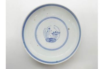 江戸期　古伊万里　染付　線描　蝶花図　約12cm　4寸　爽やかな印象の蓋付き茶碗3客セット(ちょう、蓮?、和食器、どんぶり、蓋茶碗、四寸)(R-079601)