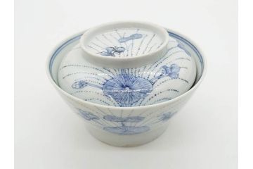 江戸期　古伊万里　染付　線描　蝶花図　約12cm　4寸　爽やかな印象の蓋付き茶碗3客セット(ちょう、蓮?、和食器、どんぶり、蓋茶碗、四寸)(R-079601)