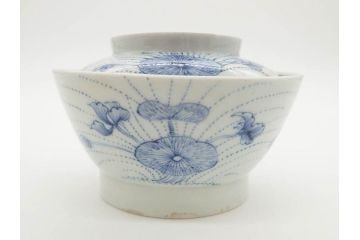 江戸期　古伊万里　染付　線描　蝶花図　約12cm　4寸　爽やかな印象の蓋付き茶碗3客セット(ちょう、蓮?、和食器、どんぶり、蓋茶碗、四寸)(R-079601)
