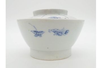 江戸期　古伊万里　染付　線描　蝶花図　約12cm　4寸　爽やかな印象の蓋付き茶碗3客セット(ちょう、蓮?、和食器、どんぶり、蓋茶碗、四寸)(R-079601)
