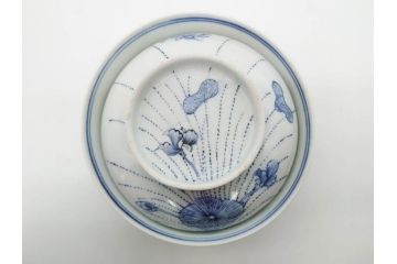 江戸期　古伊万里　染付　線描　蝶花図　約12cm　4寸　爽やかな印象の蓋付き茶碗3客セット(ちょう、蓮?、和食器、どんぶり、蓋茶碗、四寸)(R-079601)