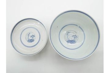 江戸期　古伊万里　染付　線描　蝶花図　約12cm　4寸　爽やかな印象の蓋付き茶碗3客セット(ちょう、蓮?、和食器、どんぶり、蓋茶碗、四寸)(R-079601)