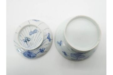 江戸期　古伊万里　染付　線描　蝶花図　約12cm　4寸　爽やかな印象の蓋付き茶碗3客セット(ちょう、蓮?、和食器、どんぶり、蓋茶碗、四寸)(R-079601)