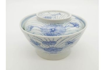 江戸期　古伊万里　染付　線描　蝶花図　約12cm　4寸　爽やかな印象の蓋付き茶碗3客セット(ちょう、蓮?、和食器、どんぶり、蓋茶碗、四寸)(R-079601)