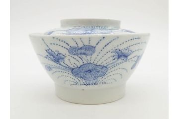 江戸期　古伊万里　染付　線描　蝶花図　約12cm　4寸　爽やかな印象の蓋付き茶碗3客セット(ちょう、蓮?、和食器、どんぶり、蓋茶碗、四寸)(R-079601)