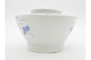 江戸期　古伊万里　染付　線描　蝶花図　約12cm　4寸　爽やかな印象の蓋付き茶碗3客セット(ちょう、蓮?、和食器、どんぶり、蓋茶碗、四寸)(R-079601)