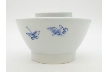 江戸期　古伊万里　染付　線描　蝶花図　約12cm　4寸　爽やかな印象の蓋付き茶碗3客セット(ちょう、蓮?、和食器、どんぶり、蓋茶碗、四寸)(R-079601)