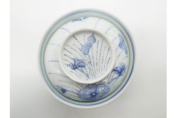 江戸期　古伊万里　染付　線描　蝶花図　約12cm　4寸　爽やかな印象の蓋付き茶碗3客セット(ちょう、蓮?、和食器、どんぶり、蓋茶碗、四寸)(R-079601)