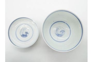 江戸期　古伊万里　染付　線描　蝶花図　約12cm　4寸　爽やかな印象の蓋付き茶碗3客セット(ちょう、蓮?、和食器、どんぶり、蓋茶碗、四寸)(R-079601)