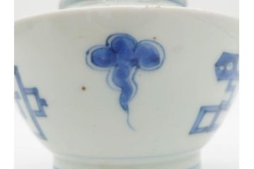 古玩　染付　約13cm　4.2寸　独創的な絵付けに惹かれる蓋付き茶碗3客セット(中国?、古伊万里、雲文、蓋茶碗、どんぶり、器、四寸二分)(R-079603)