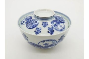 古伊万里　古玩　染付　窓絵　約13cm　4.1寸　丁寧に絵付けされた細かな模様が目を引く蓋付き茶碗2客セット(中国?、人物、壽、寿、蓋茶碗、和食器、どんぶり、四寸一分)(R-079604)