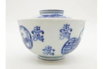 古伊万里　古玩　染付　窓絵　約13cm　4.1寸　丁寧に絵付けされた細かな模様が目を引く蓋付き茶碗2客セット(中国?、人物、壽、寿、蓋茶碗、和食器、どんぶり、四寸一分)(R-079604)