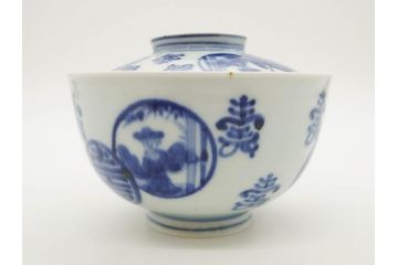 古伊万里　古玩　染付　窓絵　約13cm　4.1寸　丁寧に絵付けされた細かな模様が目を引く蓋付き茶碗2客セット(中国?、人物、壽、寿、蓋茶碗、和食器、どんぶり、四寸一分)(R-079604)