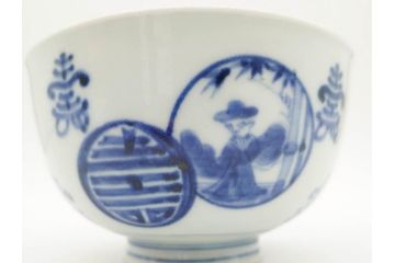 古伊万里　古玩　染付　窓絵　約13cm　4.1寸　丁寧に絵付けされた細かな模様が目を引く蓋付き茶碗2客セット(中国?、人物、壽、寿、蓋茶碗、和食器、どんぶり、四寸一分)(R-079604)