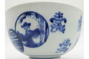 古伊万里　古玩　染付　窓絵　約13cm　4.1寸　丁寧に絵付けされた細かな模様が目を引く蓋付き茶碗2客セット(中国?、人物、壽、寿、蓋茶碗、和食器、どんぶり、四寸一分)(R-079604)