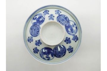 古伊万里　古玩　染付　窓絵　約13cm　4.1寸　丁寧に絵付けされた細かな模様が目を引く蓋付き茶碗2客セット(中国?、人物、壽、寿、蓋茶碗、和食器、どんぶり、四寸一分)(R-079604)