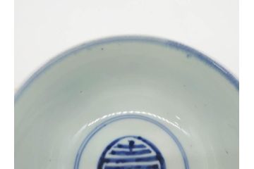 古伊万里　古玩　染付　窓絵　約13cm　4.1寸　丁寧に絵付けされた細かな模様が目を引く蓋付き茶碗2客セット(中国?、人物、壽、寿、蓋茶碗、和食器、どんぶり、四寸一分)(R-079604)