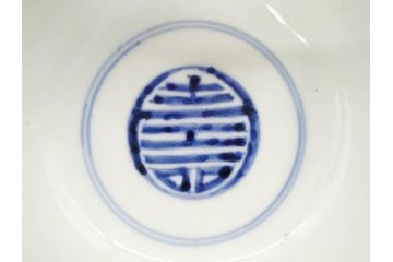 古伊万里　古玩　染付　窓絵　約13cm　4.1寸　丁寧に絵付けされた細かな模様が目を引く蓋付き茶碗2客セット(中国?、人物、壽、寿、蓋茶碗、和食器、どんぶり、四寸一分)(R-079604)