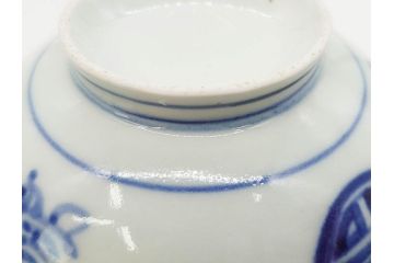古伊万里　古玩　染付　窓絵　約13cm　4.1寸　丁寧に絵付けされた細かな模様が目を引く蓋付き茶碗2客セット(中国?、人物、壽、寿、蓋茶碗、和食器、どんぶり、四寸一分)(R-079604)