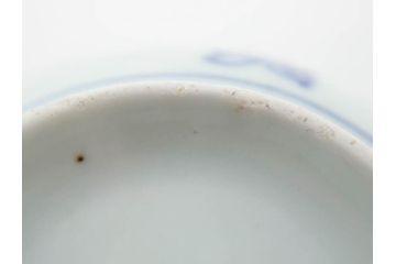 古伊万里　古玩　染付　窓絵　約13cm　4.1寸　丁寧に絵付けされた細かな模様が目を引く蓋付き茶碗2客セット(中国?、人物、壽、寿、蓋茶碗、和食器、どんぶり、四寸一分)(R-079604)