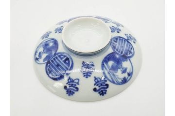 古伊万里　古玩　染付　窓絵　約13cm　4.1寸　丁寧に絵付けされた細かな模様が目を引く蓋付き茶碗2客セット(中国?、人物、壽、寿、蓋茶碗、和食器、どんぶり、四寸一分)(R-079604)