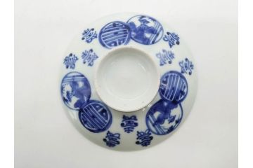 古伊万里　古玩　染付　窓絵　約13cm　4.1寸　丁寧に絵付けされた細かな模様が目を引く蓋付き茶碗2客セット(中国?、人物、壽、寿、蓋茶碗、和食器、どんぶり、四寸一分)(R-079604)