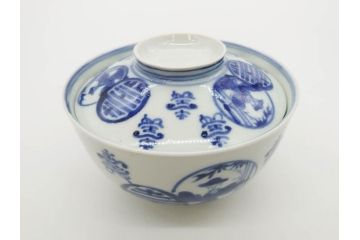 古伊万里　古玩　染付　窓絵　約13cm　4.1寸　丁寧に絵付けされた細かな模様が目を引く蓋付き茶碗2客セット(中国?、人物、壽、寿、蓋茶碗、和食器、どんぶり、四寸一分)(R-079604)